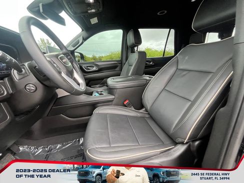 Used 2024 GMC Yukon SLT w/ SLT Luxury Package image 10