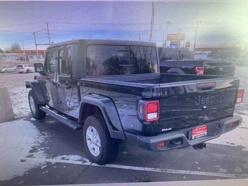 Used 2023 Jeep Gladiator Sport image 3