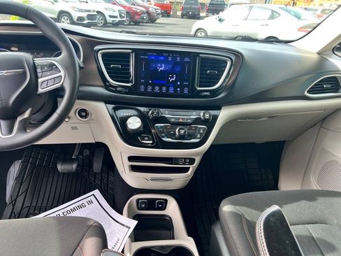Used 2017 Chrysler Pacifica Touring FWD image 15