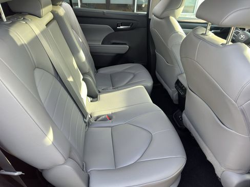 Used 2023 Toyota Highlander XLE FWD image 14