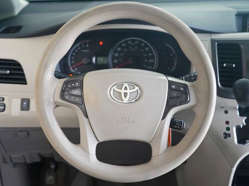 Used 2011 Toyota Sienna LE FWD image 12