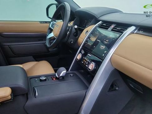 Used 2024 Land Rover Discovery Metropolitan Edition AWD/4WD image 29