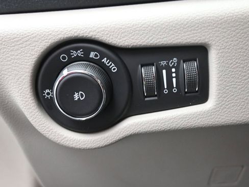Used 2017 Chrysler Pacifica Platinum image 33