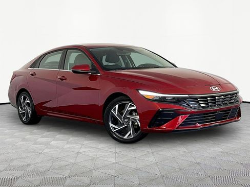 Used 2025 Hyundai Elantra Limited FWD image 3