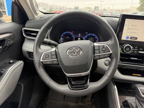 Used 2023 Toyota Highlander Platinum AWD/4WD image 14