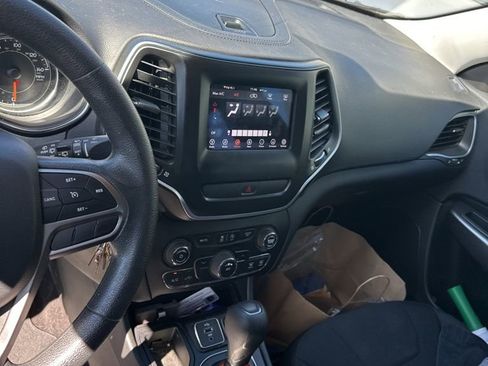 Used 2019 Jeep Cherokee Latitude w/ Popular Appearance Group image 17