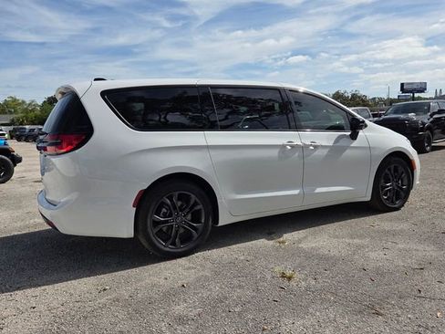New 2026 Chrysler Pacifica Select FWD image 7