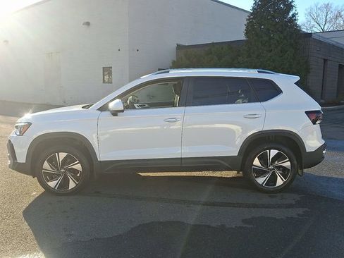 Certified 2025 Volkswagen Taos SE w/ Panoramic Sunroof Package image 6