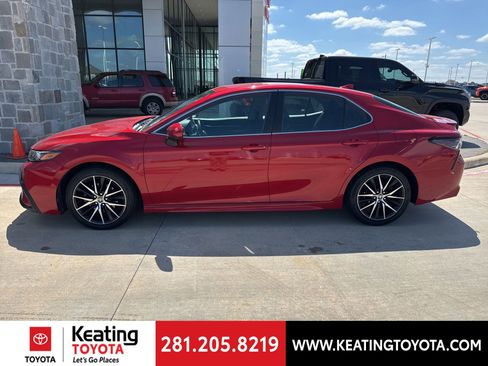 Certified 2021 Toyota Camry SE image 5