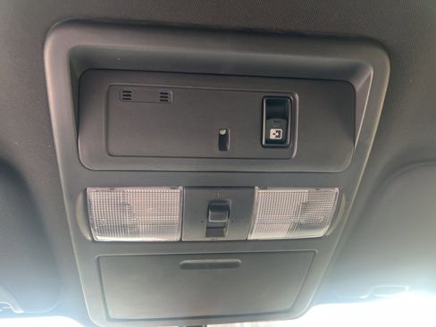 Used 2019 Nissan Titan SV w/ SV Convenience Package image 17