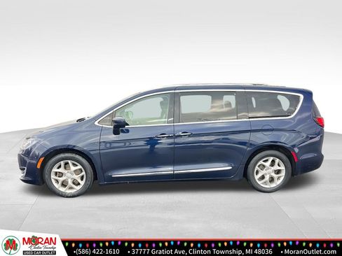 Used 2018 Chrysler Pacifica Touring-L Plus w/ Tire & Wheel Group image 2