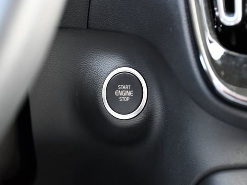 Used 2025 Volvo XC40 B5 Plus image 14