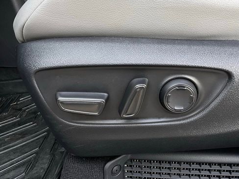 Used 2025 Toyota Sienna XLE image 11