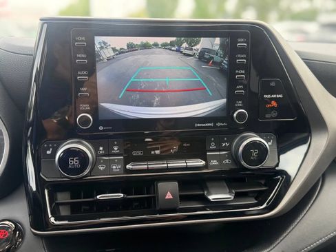 Used 2022 Toyota Highlander XLE AWD/4WD image 24