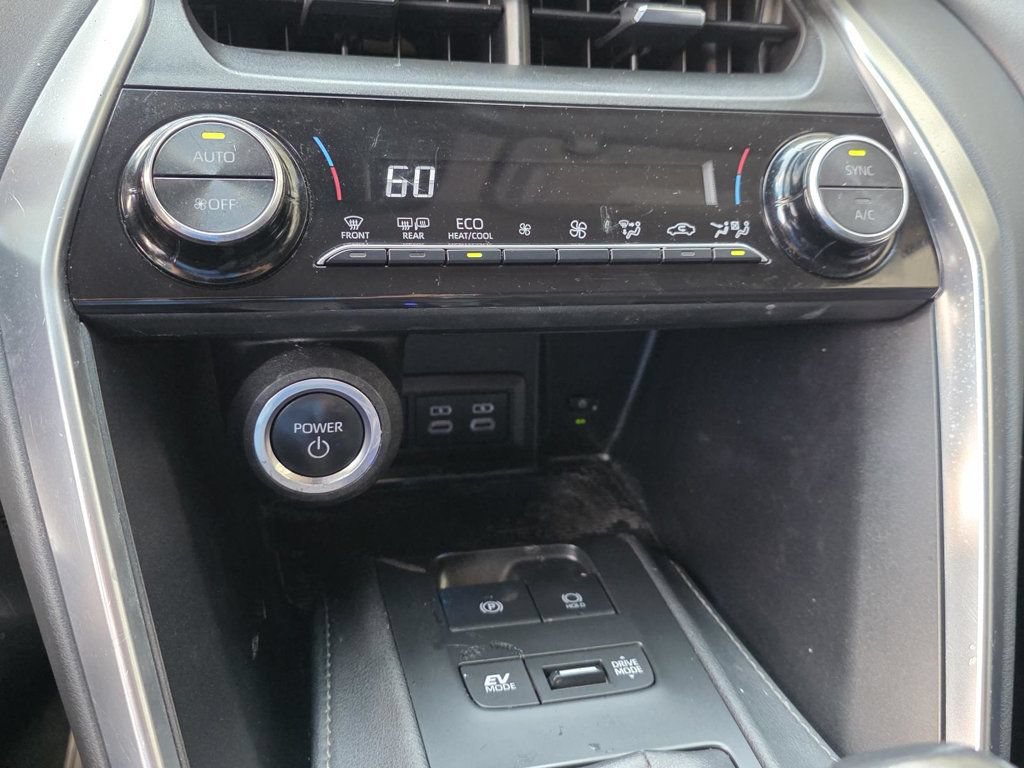 Used 2023 Toyota Venza LE AWD/4WD image 19