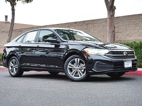 Used 2024 Volkswagen Jetta SE image 2