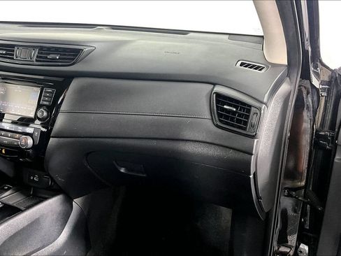 Used 2019 Nissan Rogue SV w/ Premium Package FWD image 16