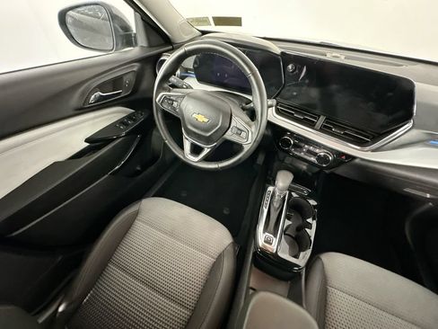 Used 2025 Chevrolet Trax LT w/ LT Convenience Package FWD image 9