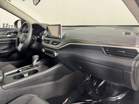 Used 2025 Nissan Altima 2.5 SV FWD image 35