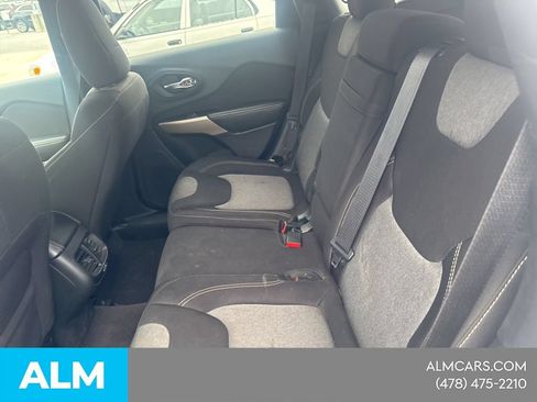 Used 2018 Jeep Cherokee Latitude FWD image 15