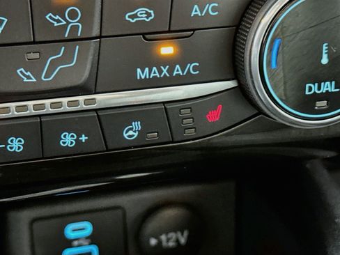 Used 2022 Ford Escape SE w/ SE Sport Appearance Package AWD/4WD image 3