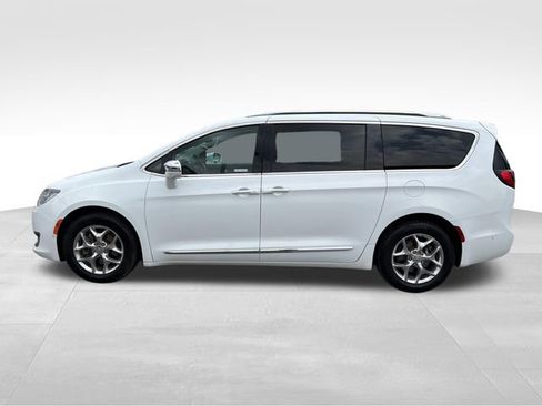 Used 2017 Chrysler Pacifica Limited w/ UConnect Theater Package FWD image 4