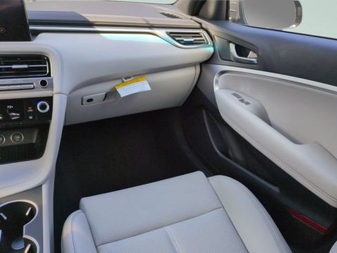 Certified 2025 Genesis G70 2.5T RWD image 19