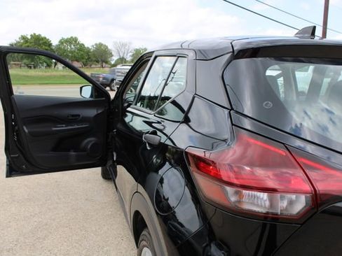 Used 2023 Nissan Kicks S FWD image 9