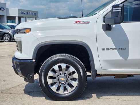 Used 2024 Chevrolet Silverado 2500 Custom w/ Custom Value Package AWD/4WD image 9