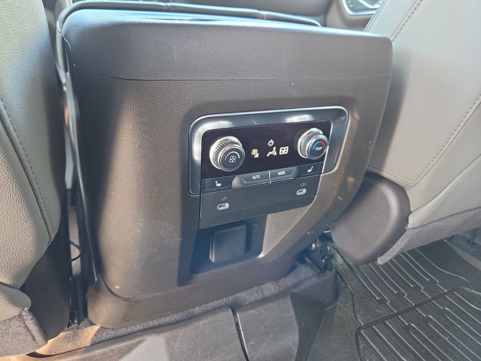 Used 2023 GMC Yukon SLT w/ SLT Premium Package RWD image 32