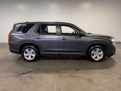 Used 2023 Honda Pilot LX image 2