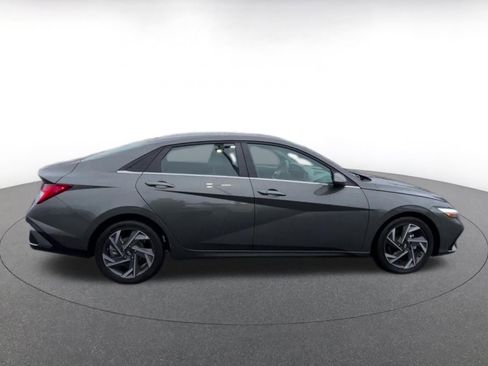 Used 2025 Hyundai Elantra SEL image 16