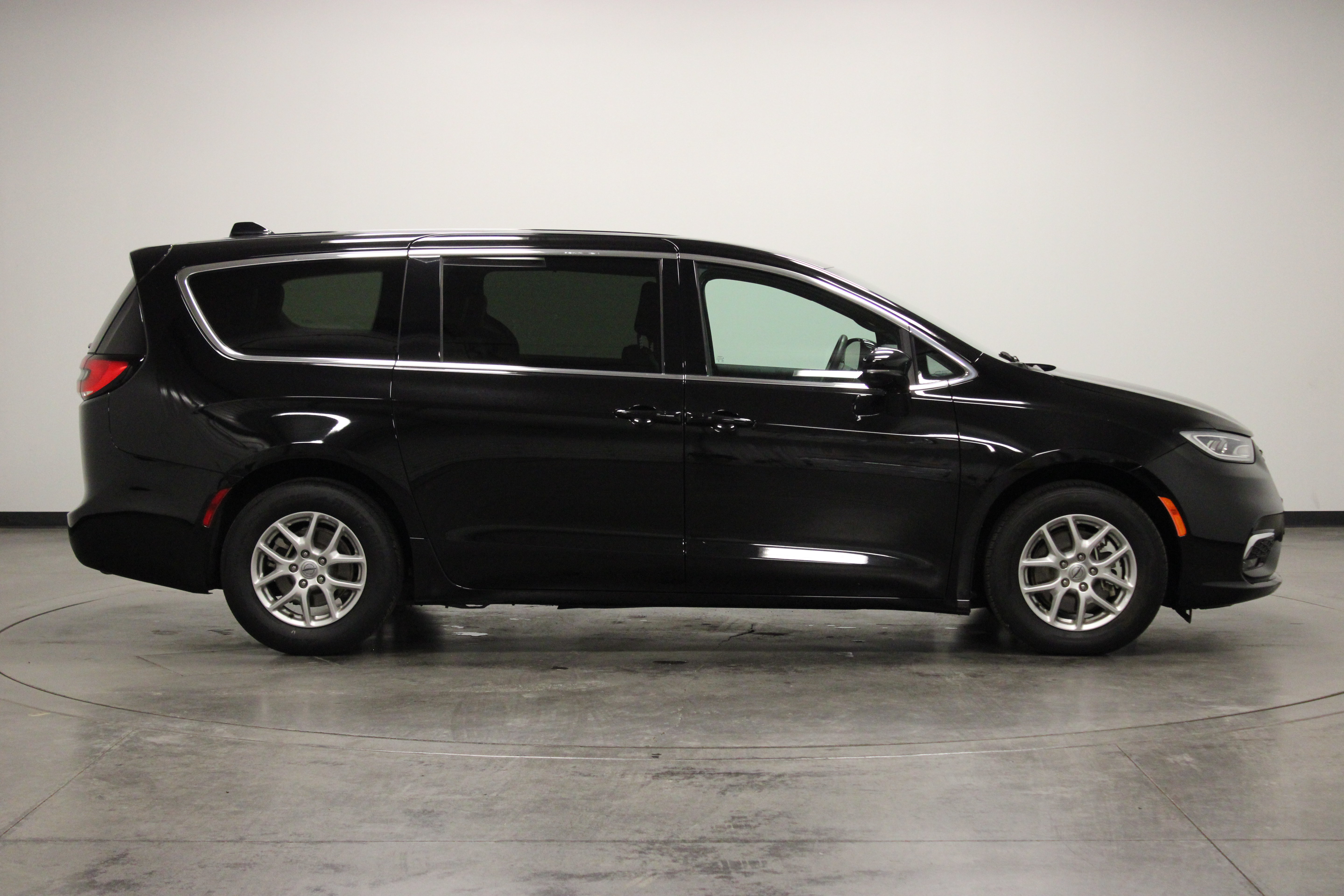 Used 2025 Chrysler Pacifica Select FWD image 9