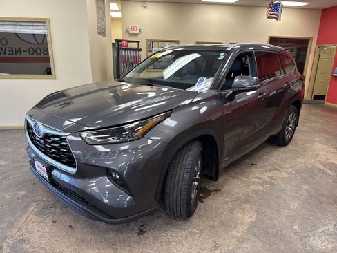Used 2022 Toyota Highlander XLE image 3