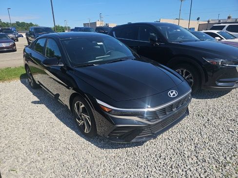 Used 2025 Hyundai Elantra Sport w/ Cargo Package FWD image 5