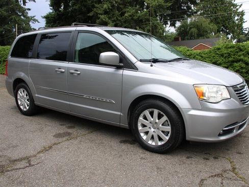 Used 2014 Chrysler Town & Country Touring FWD image 2