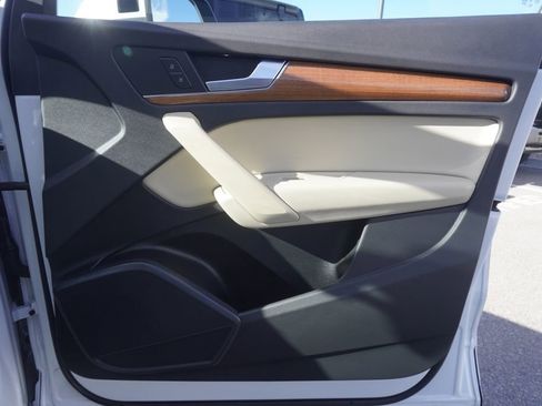 Used 2023 Audi Q5 e Premium w/ Convenience Package image 21