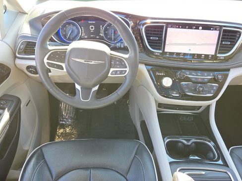 Certified 2022 Chrysler Pacifica Limited w/ Uconnect Theater Family Group image 25