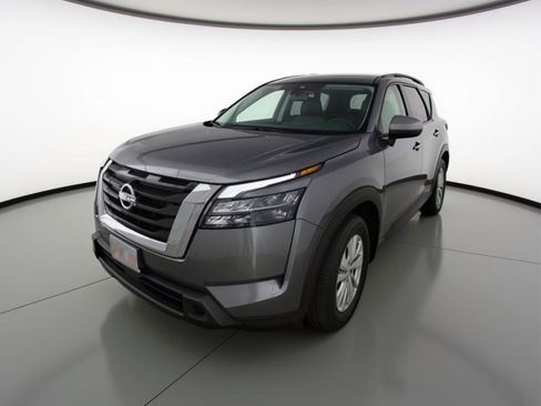 Used 2025 Nissan Pathfinder SV image 3