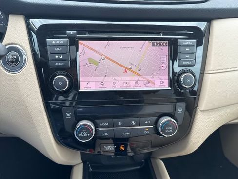 Used 2018 Nissan Rogue SV w/ Sun & Sound Touring Package AWD/4WD image 32