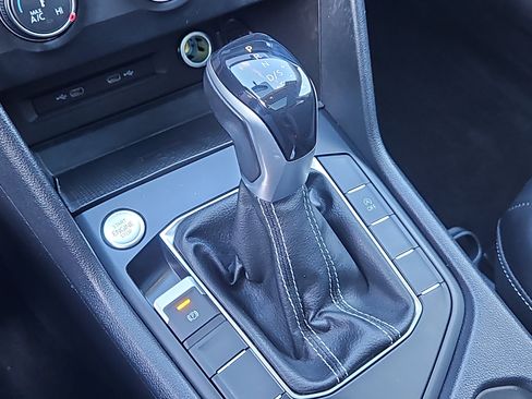 Certified 2022 Volkswagen Taos SE w/ Panoramic Sunroof Package image 21