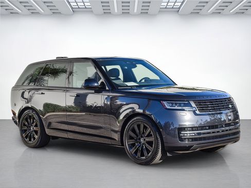 Certified 2025 Land Rover Range Rover SE image 3
