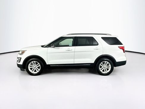 Used 2017 Ford Explorer XLT w/ Equipment Group 201A FWD image 4