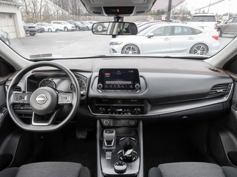 Used 2023 Nissan Rogue SV image 2