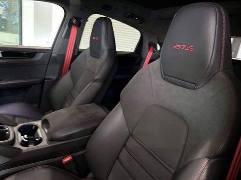 Used 2025 Porsche Cayenne GTS AWD/4WD image 5