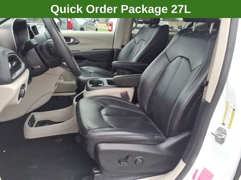 Used 2023 Chrysler Pacifica Touring-L FWD image 12