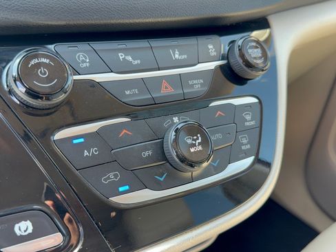 Used 2021 Chrysler Pacifica Touring-L FWD image 22