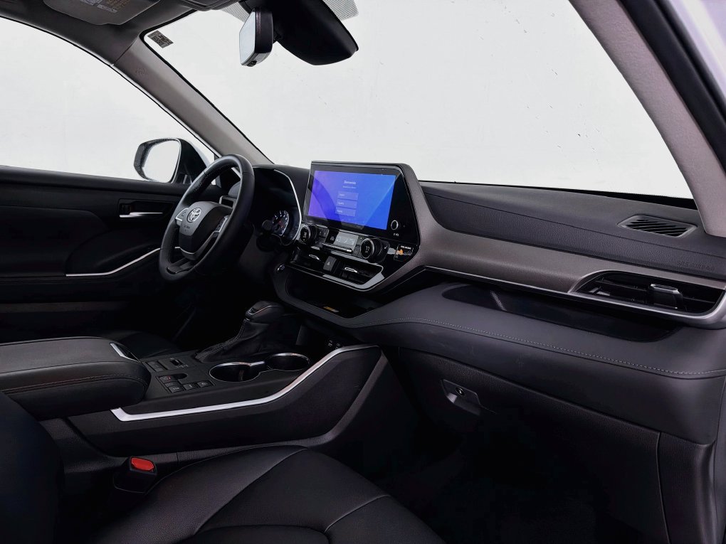 Used 2023 Toyota Highlander XLE AWD/4WD image 31