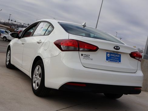 Used 2017 Kia Forte LX image 3
