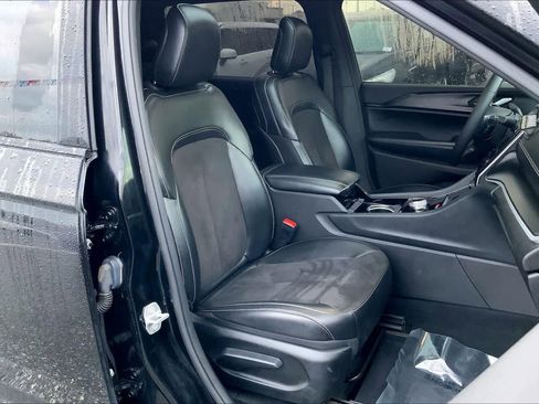 Used 2023 Jeep Grand Cherokee L Laredo image 9